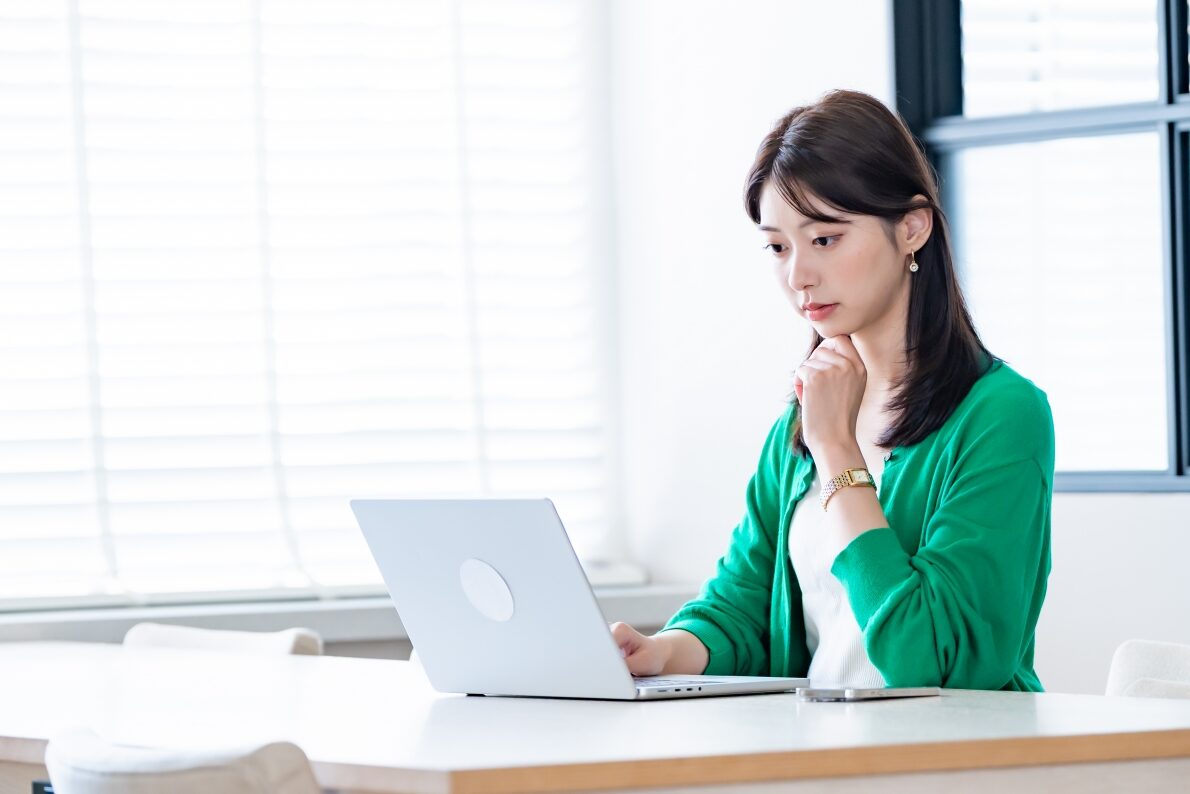 オフィスでパソコンを見つめる女性